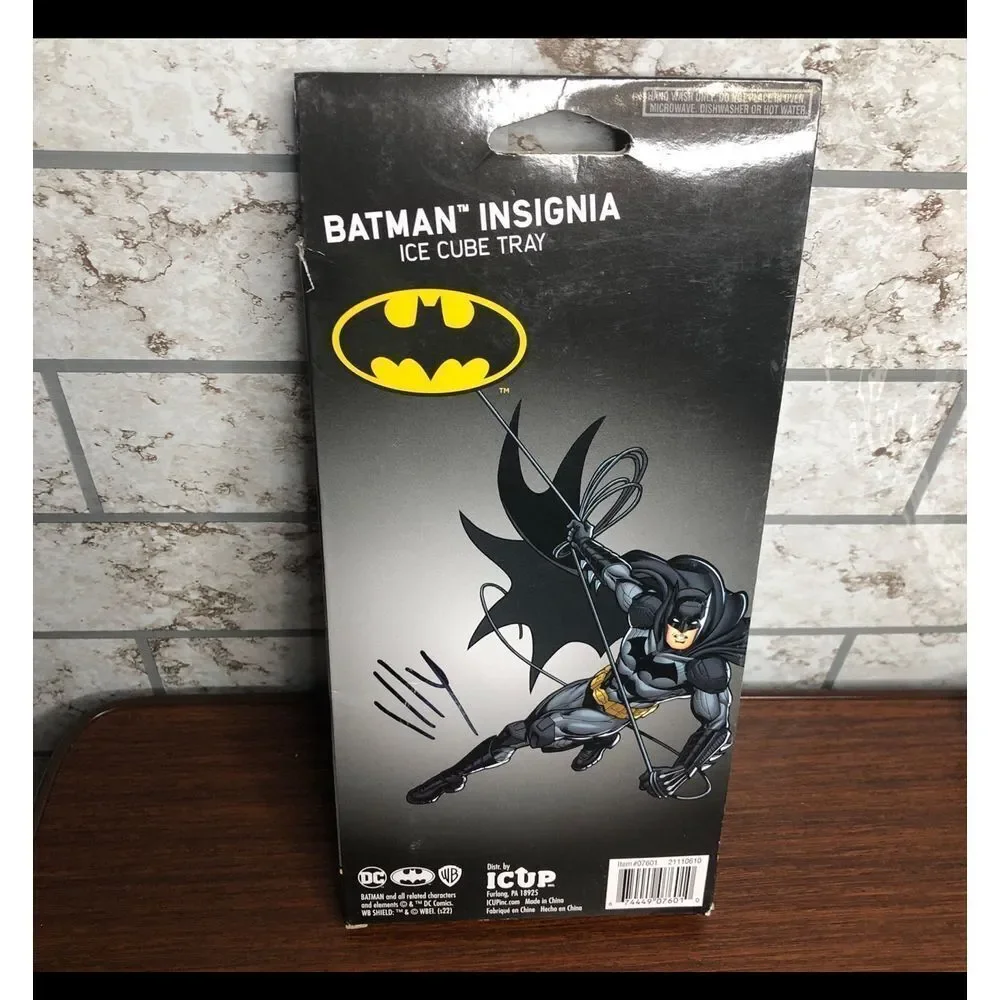 DC Batman insignia‎ Logo Ice Cube Tray - Makes 12 Cubes - New